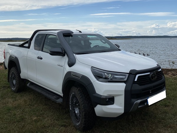 TOYOTA HILUX INVINCIBLE